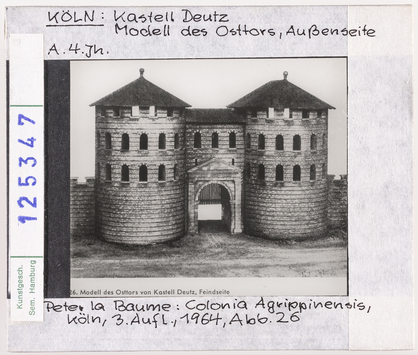 Vorschaubild Köln: Kastell Deutz, Modell des Osttors, Außenseite 